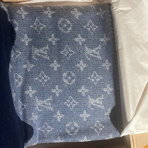 Louis Vuitton Blue denim scarf - Picture 5 of 5